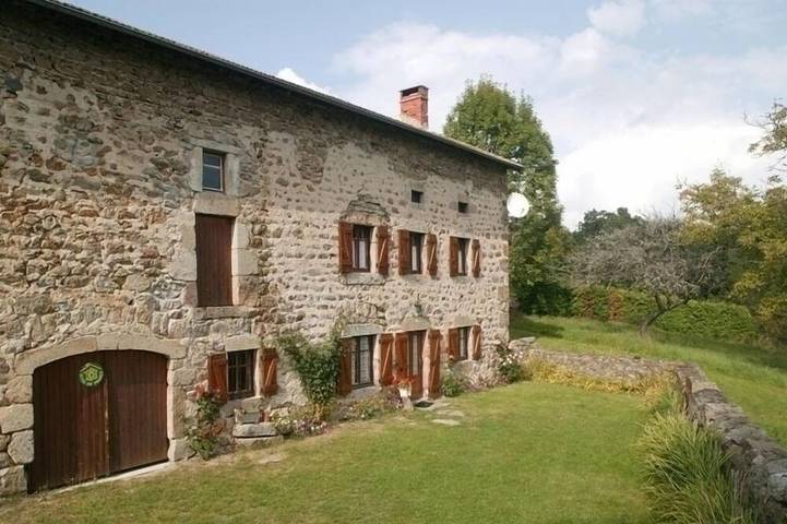 Gîte pour 5 personnes, avec jardin à Saint-Romain (Puy-de-Dôme)