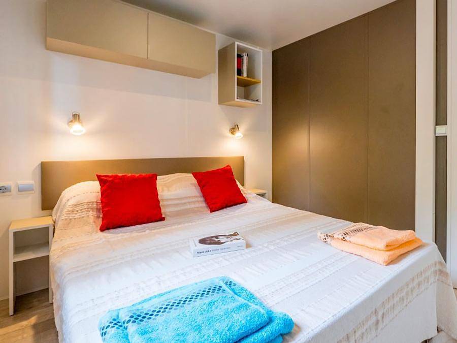 Camping  Le Parc des Roches - Mobilheim 6 personen - Comfort Xl | 3 Schlafz. | 6 Pers. | Erhöhte Terrasse in Saint-Chéron, Essonne