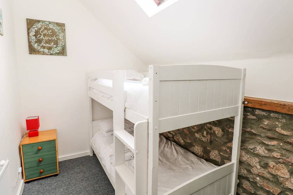 Beekeeper'S Cottage, pet friendly, with a garden in Pembroke in Pembroke, Pembrokeshire