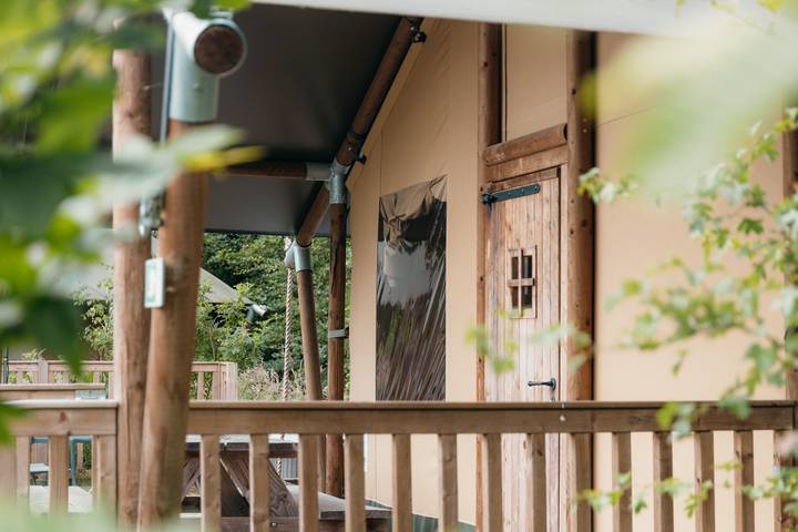 Glamping voor 6 personen, with Whirlpool and Terras as well as Kinderzwembad in Overijssel
