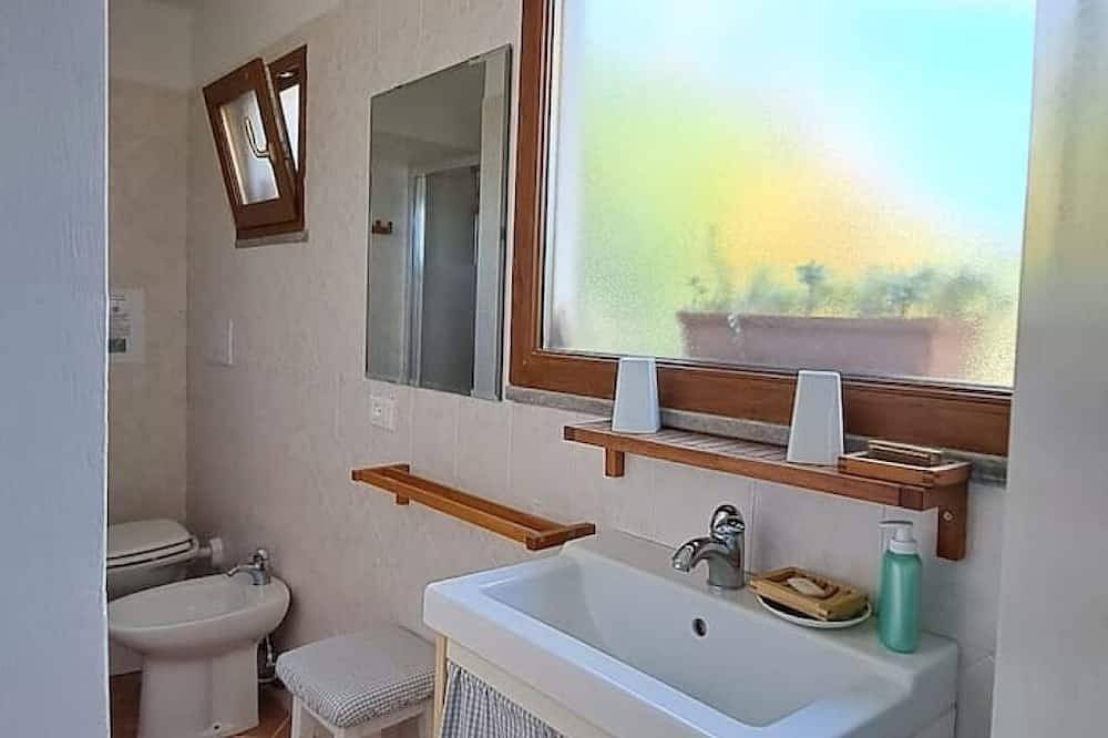 Enchanted lakeside retreat with garden in Trevignano Romano, Braccianosee