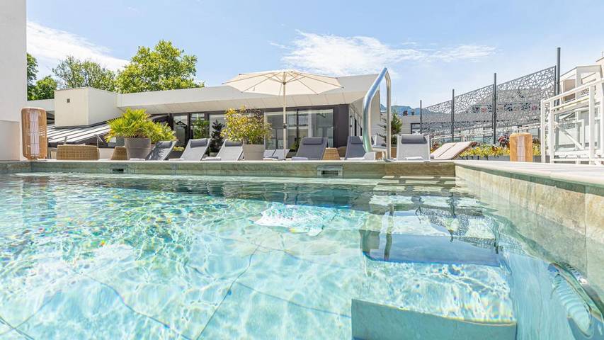 Hôtel pour 4 personnes, avec sauna et jacuzzi ainsi que piscine et jardin