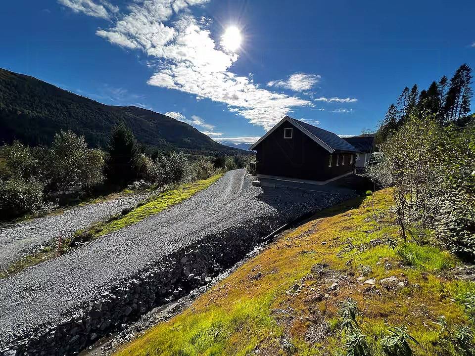 Eine Berghütte inmitten der norwegischen Natur im Nordfjord in Eid