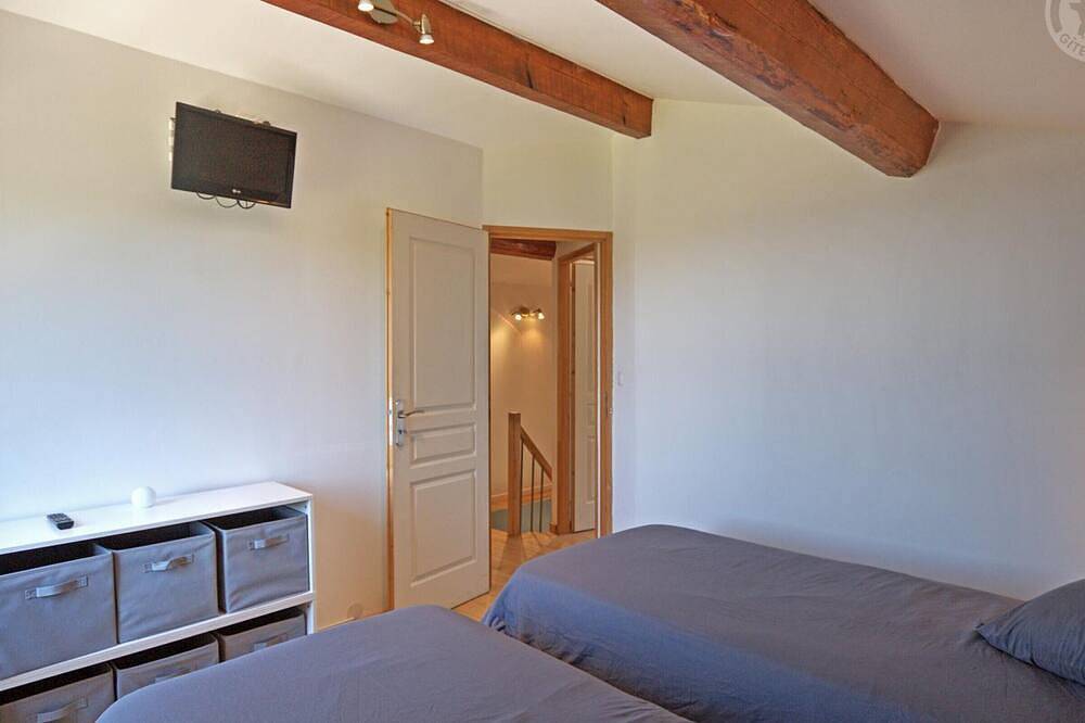 Renoviertes Ferienhaus mit Terrasse und Haustiere erlaubt in Saint-Chamond in Saint-Chamond, Regionaler Naturpark Pilat