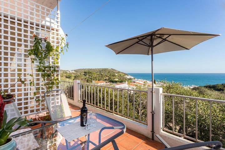 Ferienwohnung für 5 Personen, mit Kinderpool und Ausblick sowie Pool und Terrasse in Salema