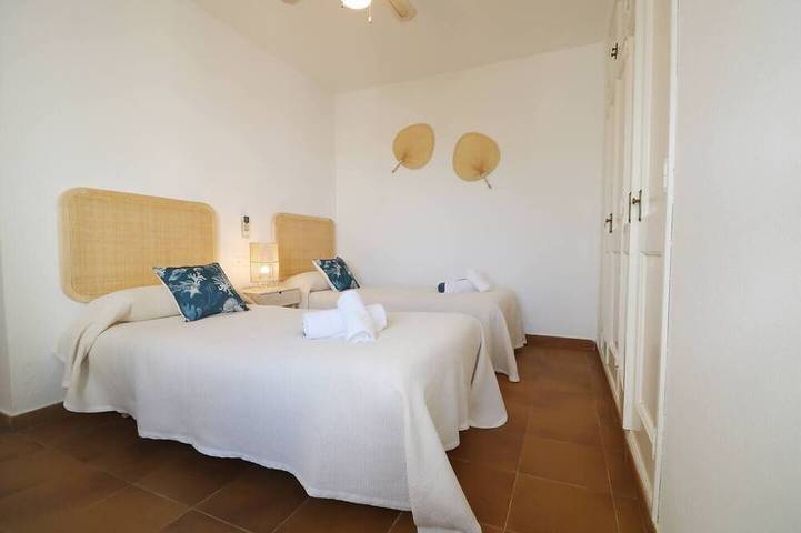 Villa Las Marinas 2 – Piscine Privée & Vue, in Arenal d'en Castell, Es Mercadal