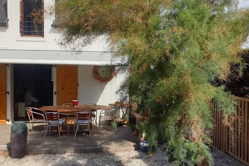 A blue house on the wild coast in Batz-sur-Mer, Côte d'Amour