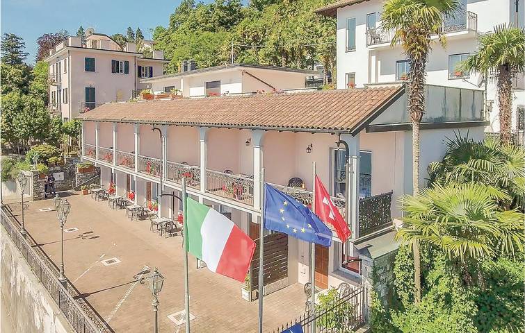 Ganze Ferienwohnung, Etagenhaus am See: AC, Terrasse, Küche & WiFi in Oggebbio, Oggebbio Gemeinde