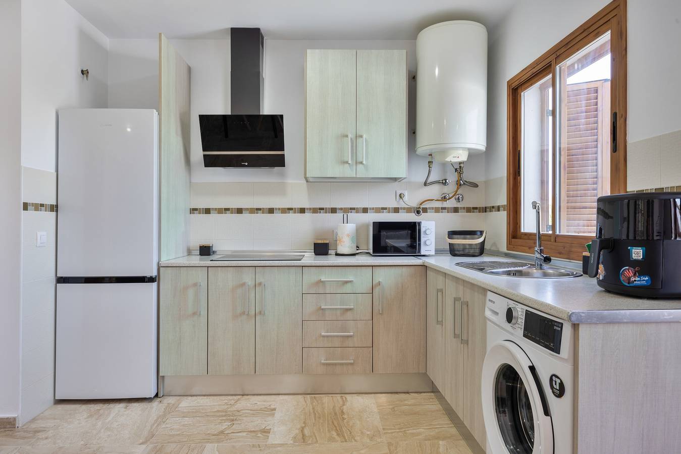 Apartamento entero, Apartamento 'Barrosa Essence' con piscina compartida, terraza y aire acondicionado in Playa La Barrosa, Chiclana de la Frontera
