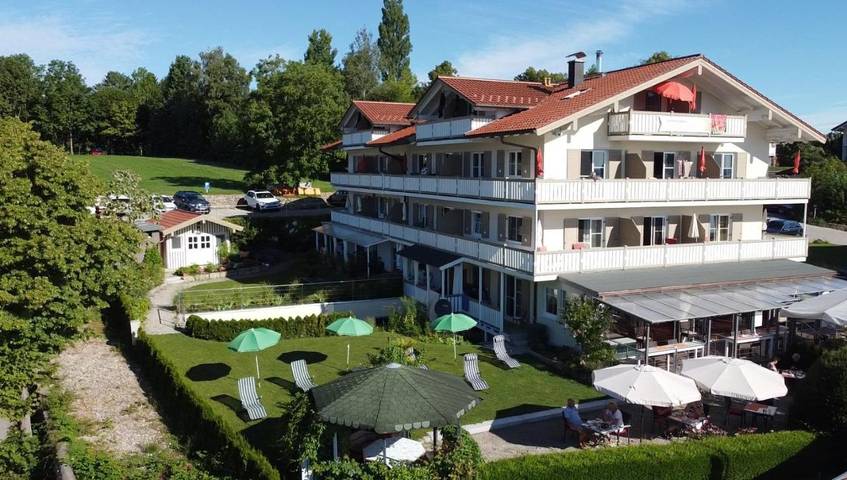 BnB für 2 Personen, mit Balkon und Terrasse sowie Garten und Seeblick am Chiemsee