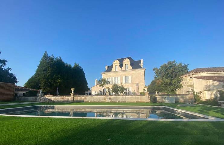 Cottage pour 4 personnes, avec jardin et vue ainsi que terrasse et piscine à Angeac-Charente