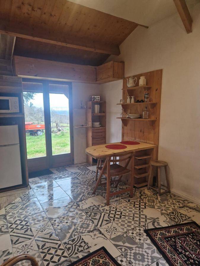 Location de vacances pour 2 personnes, avec vue et jardin à Châtel-Montagne - 2