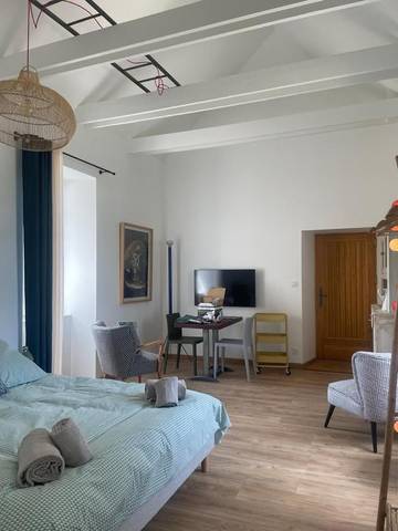 Gîte pour 2 personnes, avec vue et jardin à Pleudaniel
