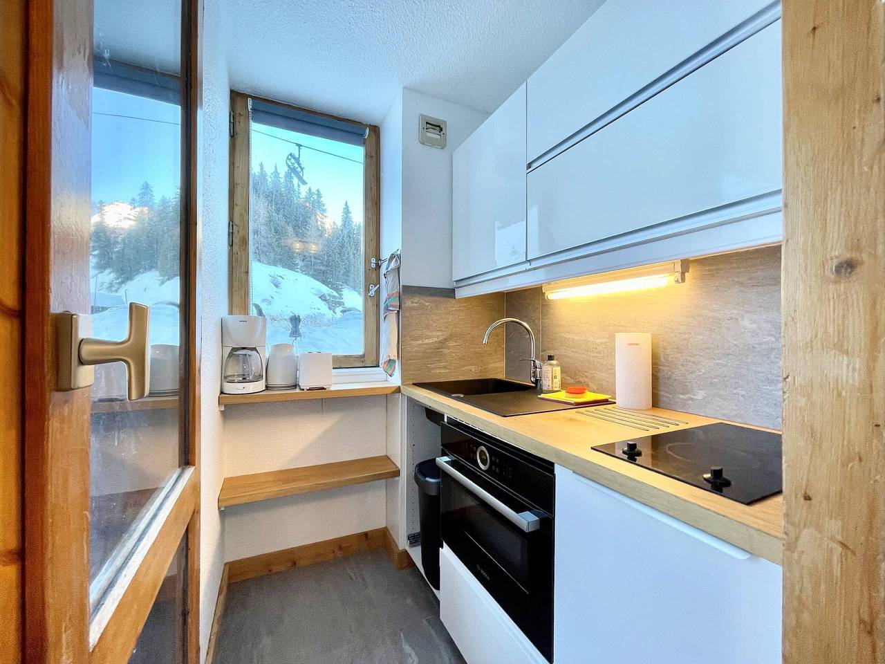 Studio entier, Studio rénové avec terrasse et accès pistes, parking inclus in La Plagne, La Plagne-Tarentaise