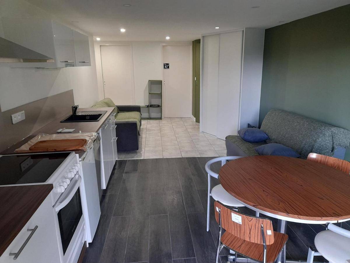 Appartement entier, A 5 mns du Puy de Dôme avec Vue imprenable Studio rez de jardin 24m2 neuf à Laschamps in Saint-Genès-Champanelle, Parc naturel régional des Volcans d'Auvergne