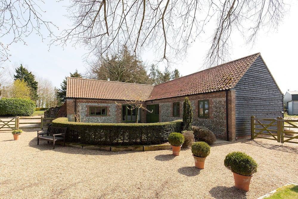 Wash House - sleeps 6 guests in 3 bedrooms in Bodham, Norfolk Coast