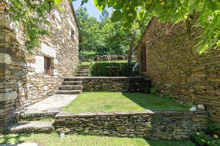 Gîte pour 3 personnes, avec jardin ainsi que vue et piscine dans Castro Daire