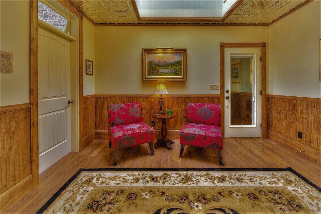 Wunderschön restauriertes Vergnügungshaus in der Main Street über der Blodgett Canyon Wine Bar in Hamilton (MT), Ravalli County