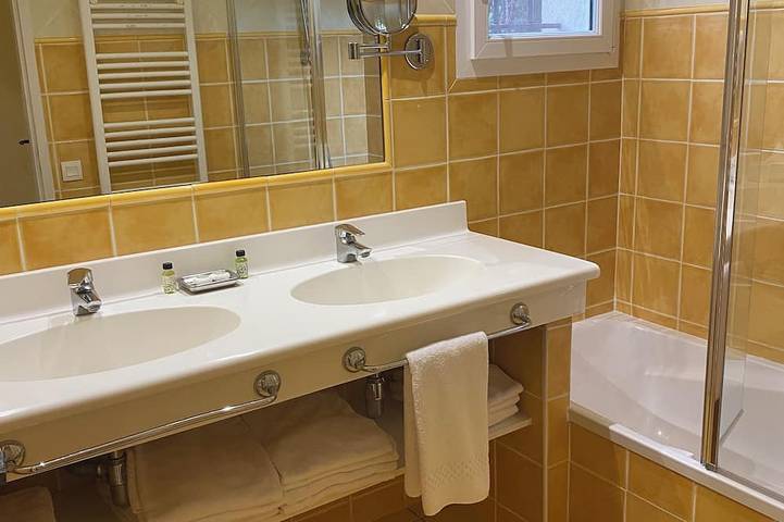 Location de vacances pour 4 personnes, avec piscine et jardin ainsi que jacuzzi et terrasse à Carros - 3