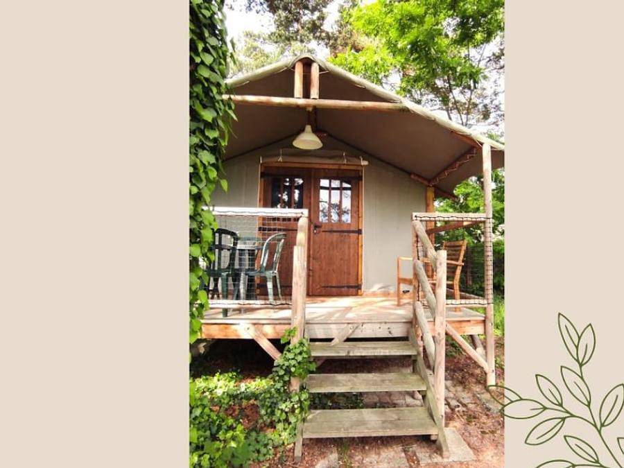 Camping Chanset - Bungalow toilé 2 personnes - Cabane bohème in Ceyrat, Parc naturel régional des Volcans d'Auvergne