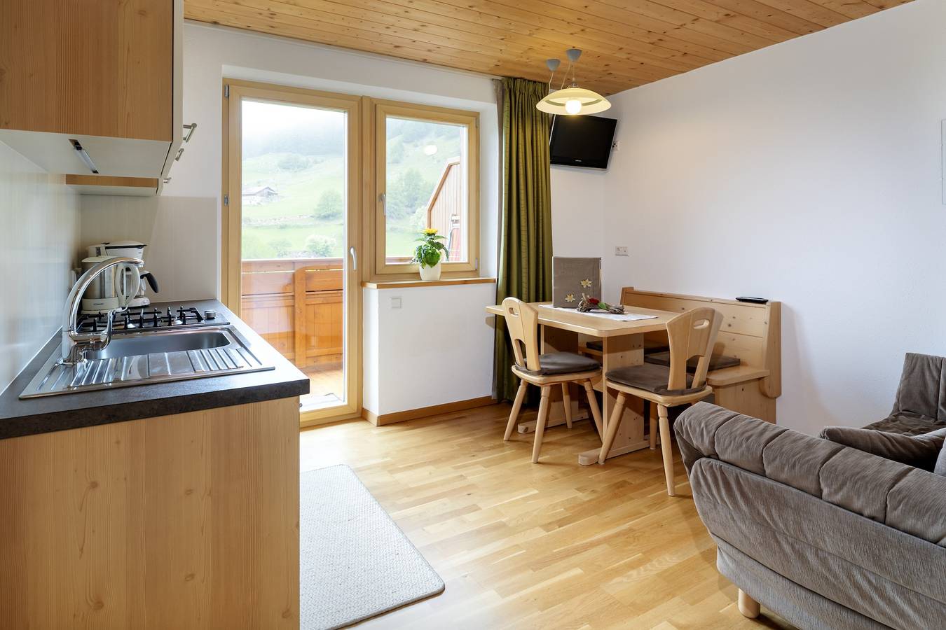 Ganze Wohnung, Ferienwohnung 'Ausserglieshof Wohnung Portles' mit Bergblick, Gemeinschaftsgarten und Wlan in Mals, Saldurkamm