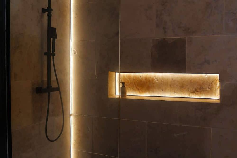 Entire apartment, Le Petit Provençal in Sénas, Arles region