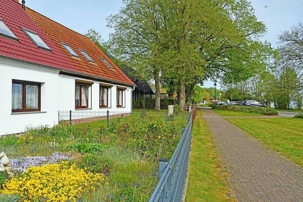 Ganze Wohnung, Ferienwohnung mit Sitzecke im Garten am Bodden in Ralswiek - Ferienwohnung mit in Ralswiek, Bergen auf Rügen und Umgebung