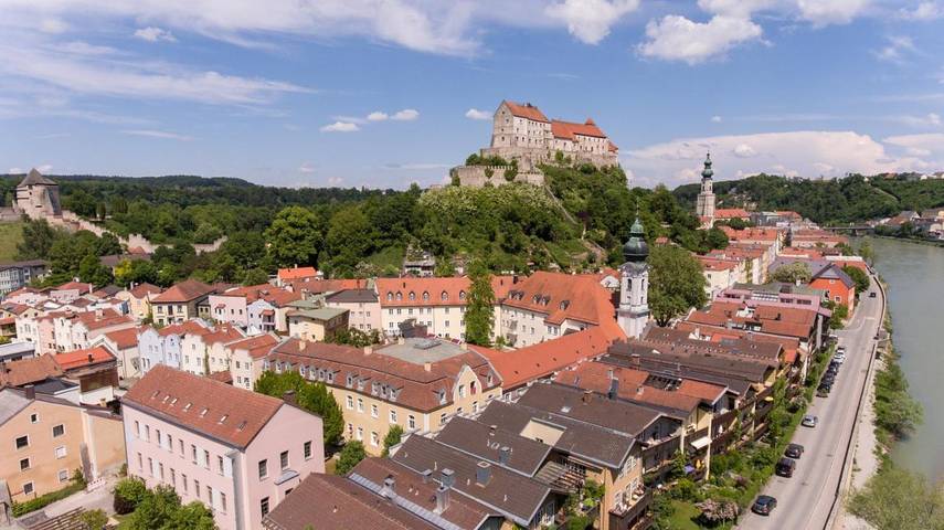 Hotel, mit Terrasse und Garten sowie Ausblick in Burghausen - 3