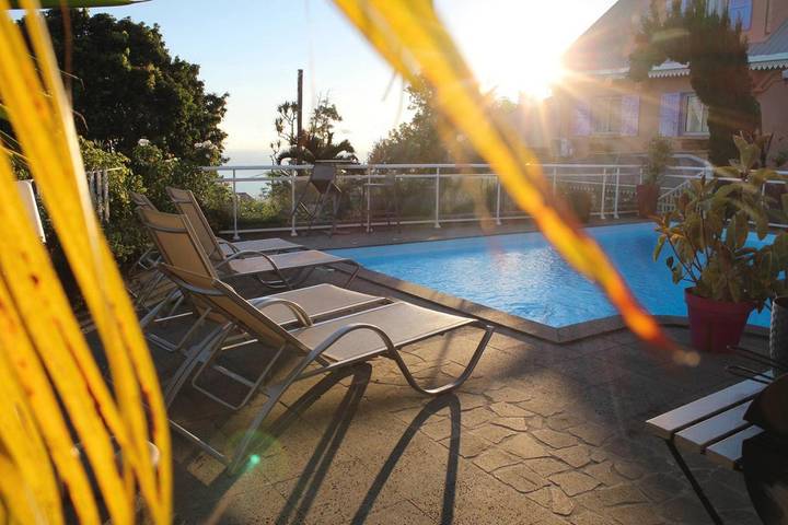 Chambre d’hôte pour 3 personnes, avec terrasse ainsi que jardin et piscine à Petite-Île - 3