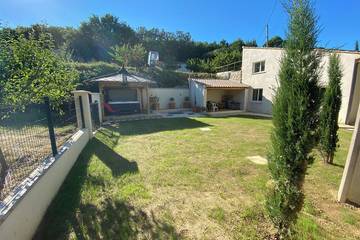 Gîte pour 8 personnes, avec jardin ainsi que jacuzzi et terrasse, animaux acceptés à Carsan