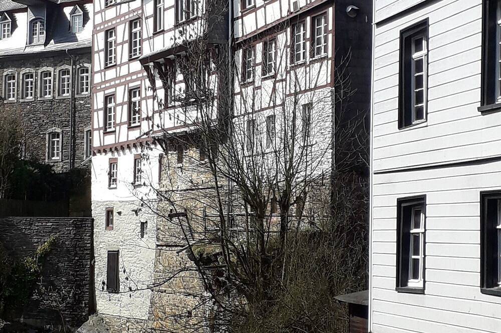 Geheel appartement, Relaxen (sauna) in eeuwenoud vakwerkhuis, idyllisch a.d. Rur midden in Altstadt in Monschau, Naturpark Hohes Venn-Eifel