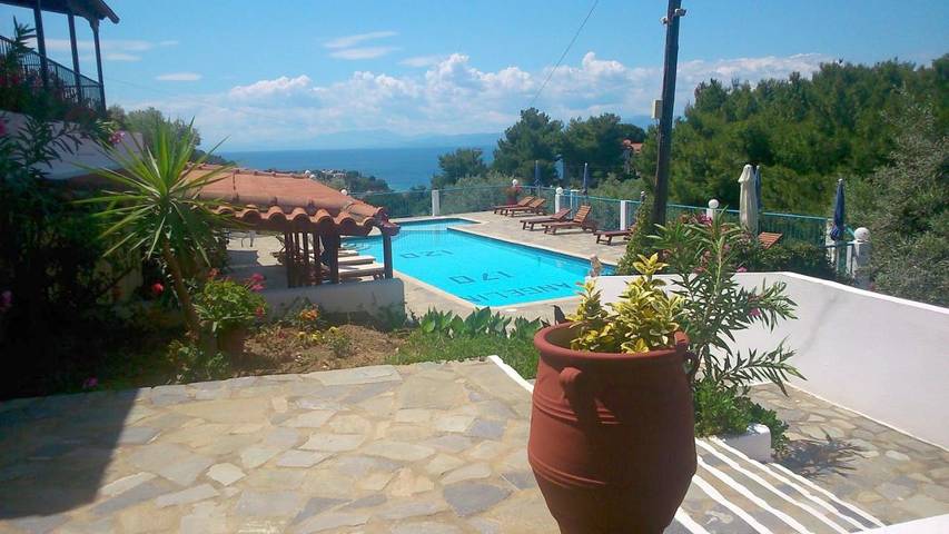 Ferielejlighed for 4 personer, med udsigt og have samt pool i Skiathos