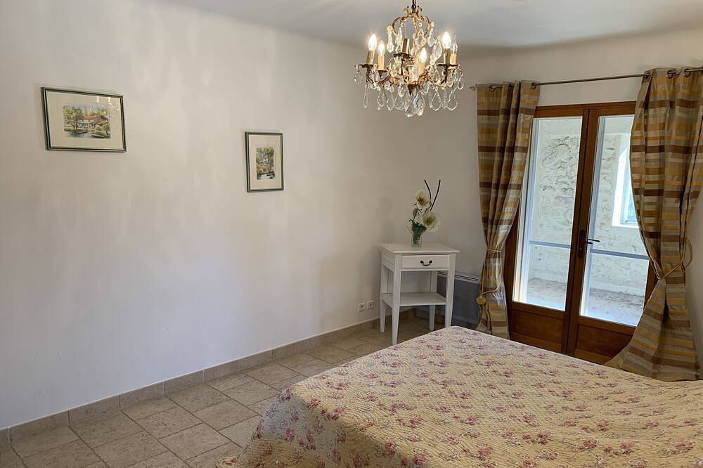 Typical Provencal farmhouse in Villelaure, Regionaler Naturpark Luberon