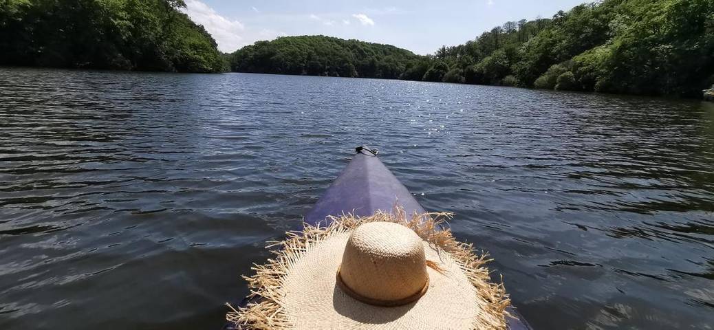 Location de vacances pour 8 personnes, avec Balcon et Terrasse ainsi que Jardin et Vue sur le lac à Guitté