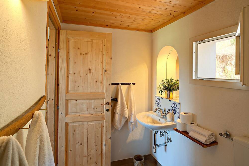 Cottage with pool, vineyard and breathtaking views (Manca) in Galtellì, Barbagia