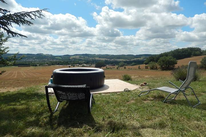 Gîte pour 6 personnes, avec jacuzzi ainsi que jardin et terrasse à Puybegon