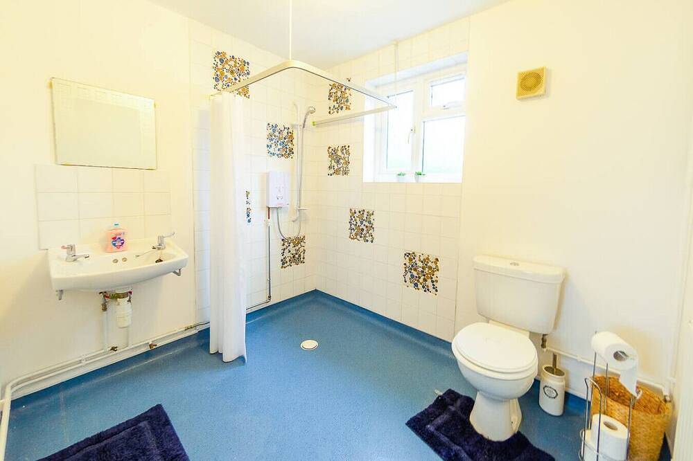 4 Bed - 2 Baths 1 Walk in Shower Lots of Parking in Ipswich, Suffolk