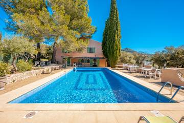 Gîte pour 15 personnes, avec piscine et terrasse à Pontevès