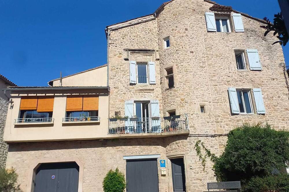 Maison Xivème avec terrasse panoramique : entre lacs, mer et montagne. in Hérépian, Région de Béziers