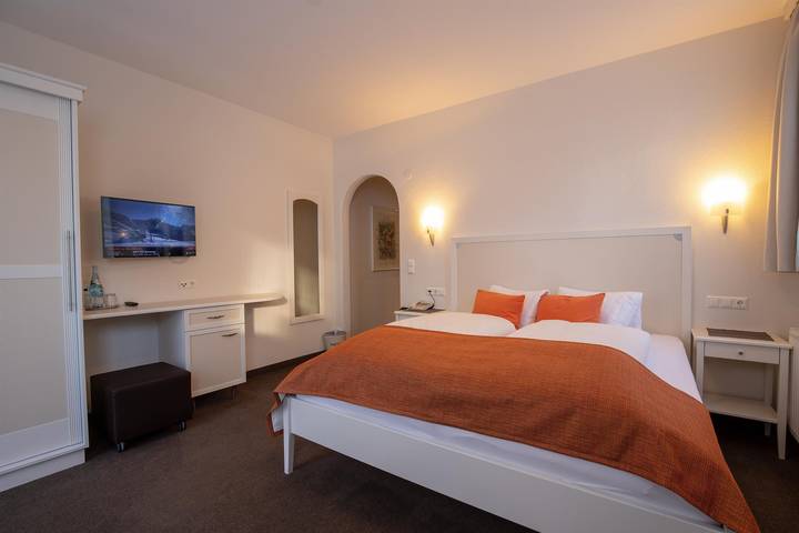 Ganze Ferienwohnung, Doppelzimmer Tiefparterre Zb Kurzaufenthalt in Ischgl, Verwall