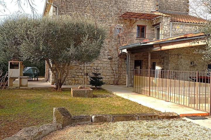Gîte pour 14 personnes, avec jacuzzi et jardin à Chandolas