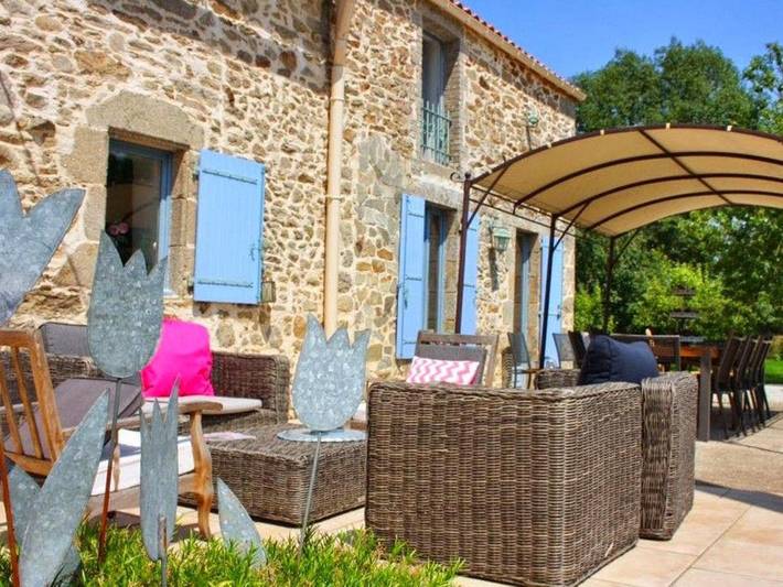 Location de vacances pour 15 personnes, avec jardin ainsi que vue et piscine, animaux acceptés à La Gaubretière - 3