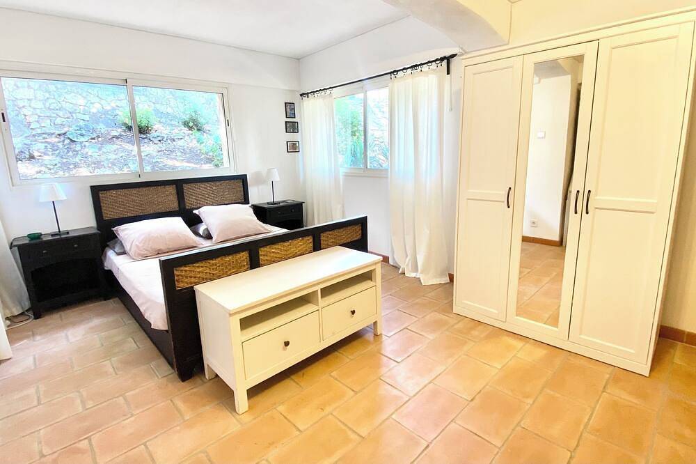 Peaceful 5 Bedroom Villa with a studio pool house and large pool. in Roquefort-les-Pins, Cannes region