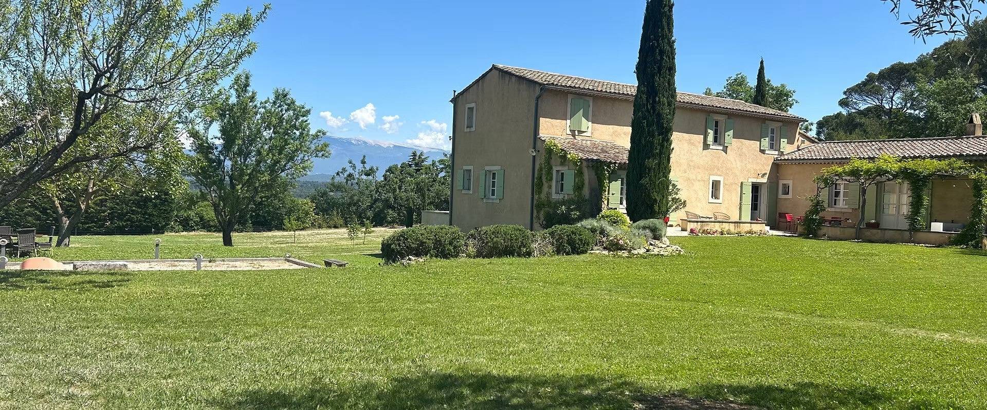 Chambre d’hôtes « Cascade » avec piscine partagée, Wi-Fi et climatisation in Saint-Didier, Parc naturel régional du Mont-Ventoux