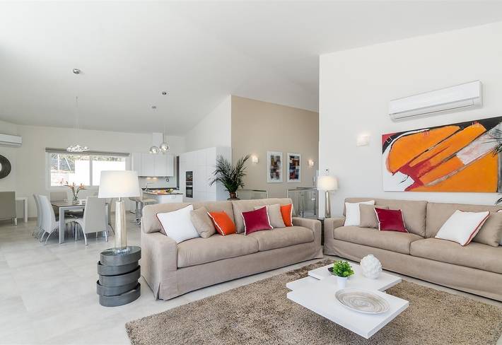 Villa 'Plata' with Sea View, Wi-Fi and Air Conditioning in Monte de los Almendros, Salobreña