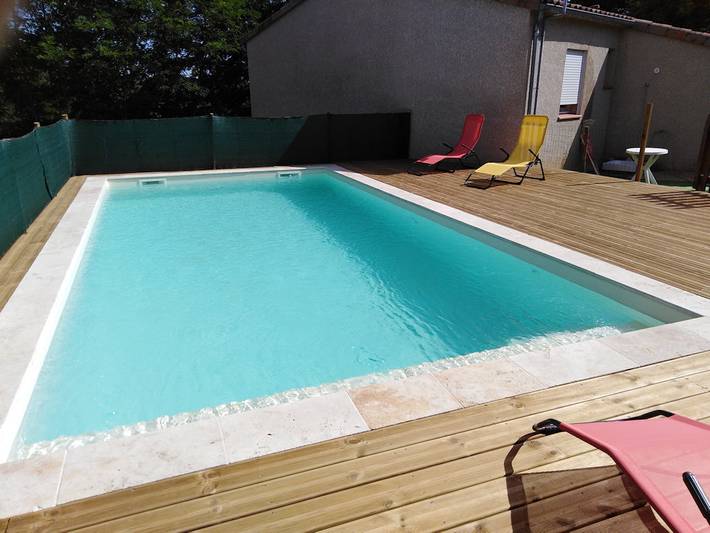 Location de vacances pour 6 personnes, avec terrasse ainsi que jardin et piscine à Saint-Genest-de-Beauzon