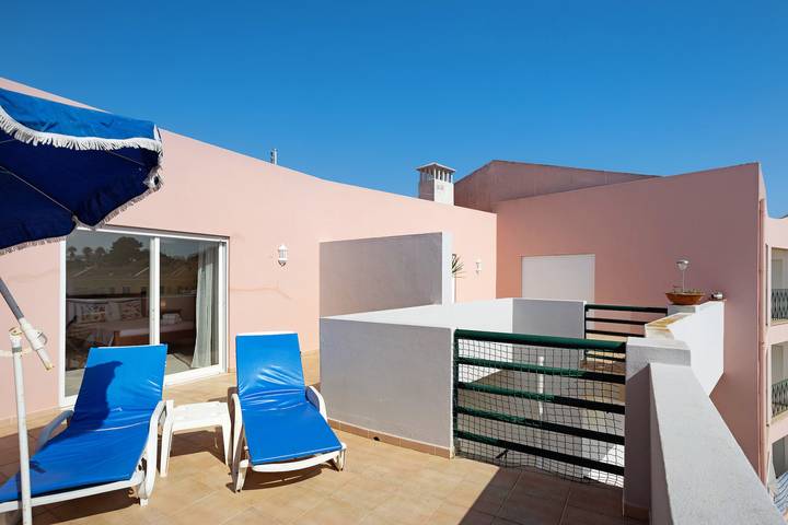 Ganze Wohnung, Ferienwohnung 'Cantinho da Sara I' mit Meerblick, Gemeinschaftspool, Garten, und Klimaanlage in Portimão, Faro Distrikt