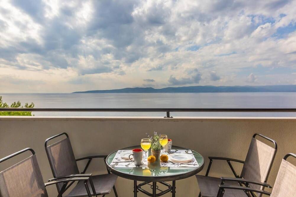 Hel leilighet, Apartments Eoli 1, 4+1 with a beautiful sea view and terrace, next to the sea in Brela, Makarska Riviera