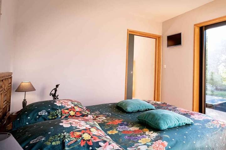 Gîte pour 4 personnes, avec jacuzzi ainsi que balcon et jardin à Cahuzac-sur-Vère - 2