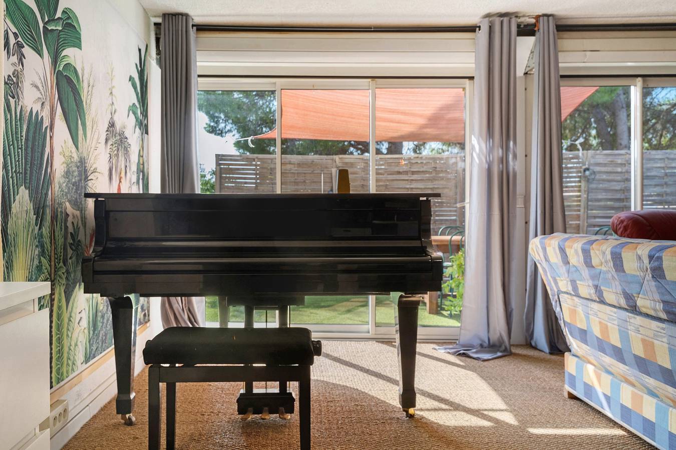 Apartamento entero, Apartamento 'Villa Andalouse' con terraza privada, wifi y aire acondicionado in Poussan, Costa mediterránea (Francia)